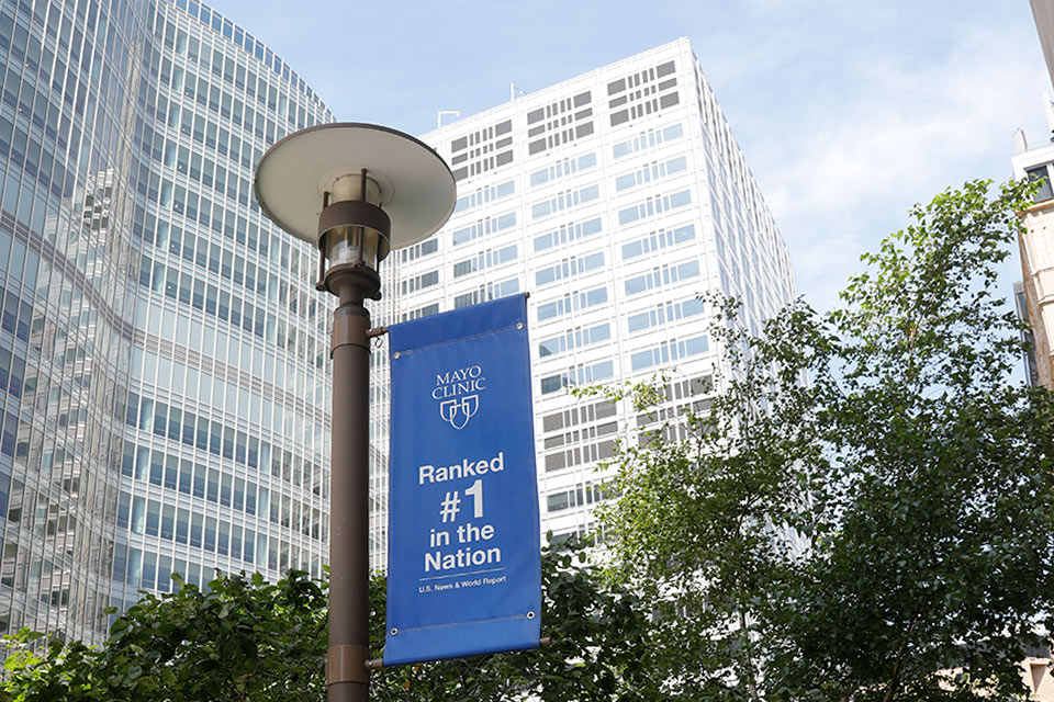 Flagga med texten Mayo Clinic Ranking number 1