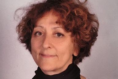 Professor Zeynep Tümer från UDP vid Rigshospitalet i Danmark, med kort lockigt rödbrunt hår och mörk överdel.