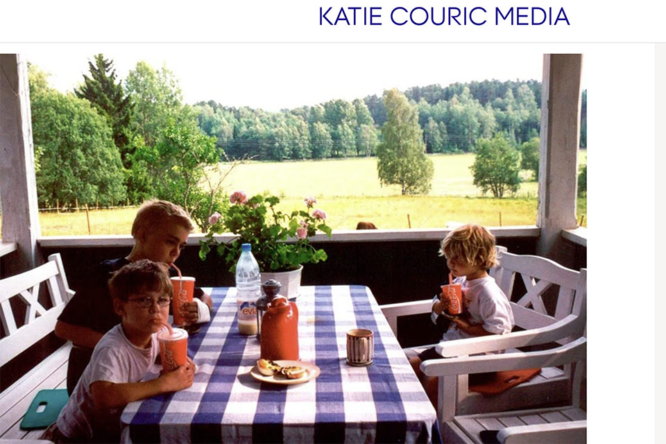 Skärmbild från Katie Couric Media som visar Wille, Hugo och Emma vid ett rutigt bord på en veranda.
