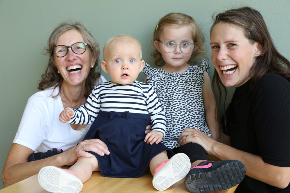 Mormor med sin dotter och dotterns två små flickor