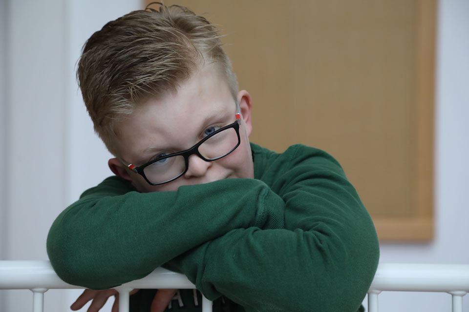 Pojke som kikar mot betraktaren
