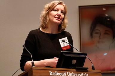 Professor Wendy van Zelst-Stams talar vid ett talarpodium med texten Radboud Universiteit.