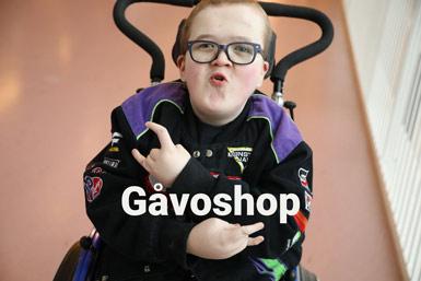 Pojke i rullstol. Text Gåvoshop