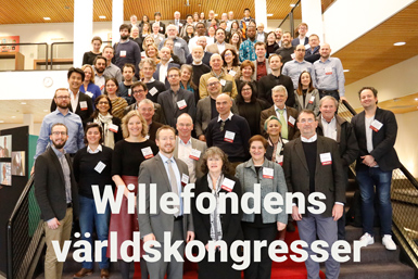 Ett hundratal personer står i en trappa. Vit text: Willefondens världskongresser