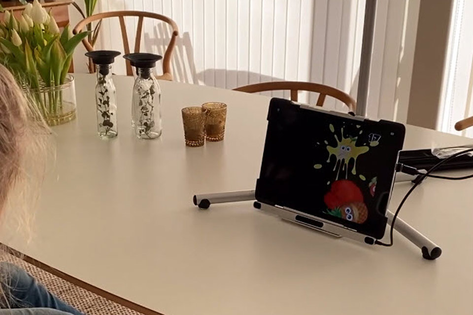 Foto på ett bord med en Ipad på